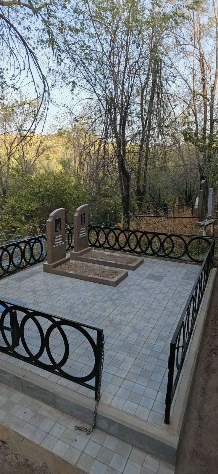 Памятники и надгробия